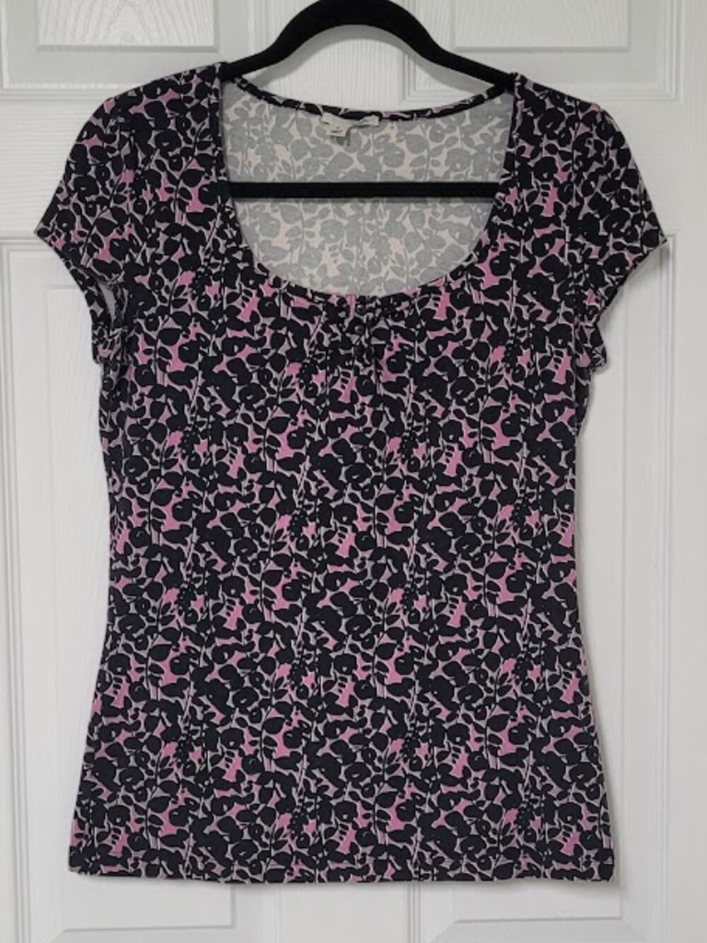 Womens t-shirt top-Pink/blk/wh abstract floral w/button detail-Small/Med-Halogen